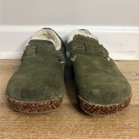 Earth Origins Aurora Jade Classic Fur Lined Clogs in Olive Green - Picture 2 of 11